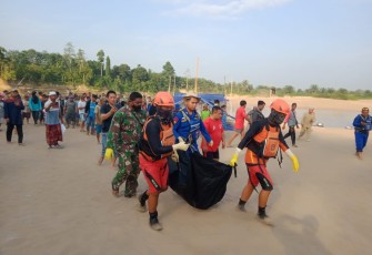 Evakuasi korban bocah tenggelam di pantai