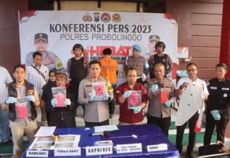 Kapolres Probolinggo AKBP Wisnu Wardana saat konferensi pers 
