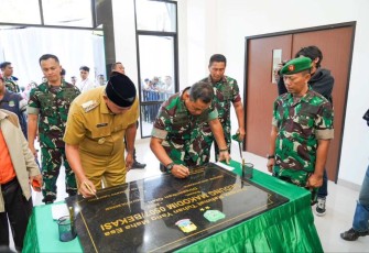 Pangdam Jaya Mayjen TNI Mohamad Hasan saat menandatangani prasasti peresmian gedung Kodim 0507/Bekasi, Senin (11/9)