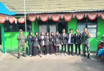 Mahasiswa STIPER Amuntai saat melaksanakan KKN di Koramil 08/Sei Pandan, Senin (11/9)
