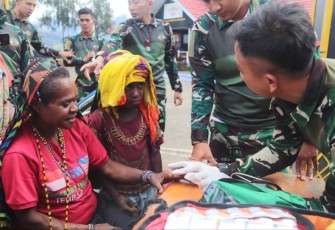 Layanan Halo Doc Prajurit Satgas Yonif PR 330/Tri Dharma untuk Masyarakat Kabupaten Intan Jaya
