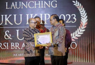 SeskemenkopUKM Arif Rahman saat menerima penghargaan 