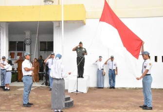 Danrem 023/KS Kolonel Inf Lukman Hakim saat pimpin upacara, Senin (18/9)