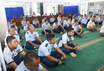 Prajurit Koharmatau mendengarkan siraman rohani usai melaksanakan shalat Dhuha, Rabu (20/9)