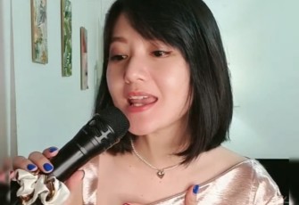 Carollyn Dewi, saat tengah menyanyikan sebuah lagi di Instagram pribadinya. (Dok. Instagram carollynedewi).