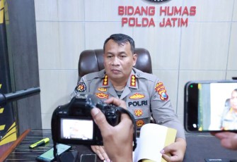 Kabid Humas Polda Jatim Kombes Dirmanto saat memberikan keterangan pers 