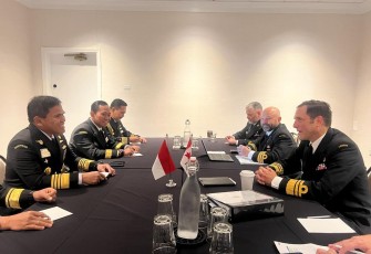 Kasal Laksamana TNI Muhammad Ali saat pertemuan dengan Commander Royal Canadian Navy VADM Angus Topshee di Rhode Island 