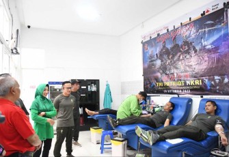 Dandim 0802/Ponorogo Letkol Inf Hirta Juni Adriansyah meninjau donor darah, Minggu (24/9)