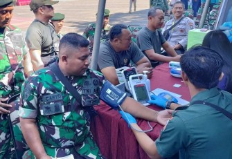 Prajurit Menarmed 2 Kostrad saat pengecekan tekanan darah guna pelaksanaan donor darah di lapangan Rampal, Malang, Minggu (24/9)