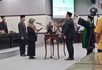 Fredy Agung Kurniawan Saat Diambil Sumpah/Janji Jabatan oleh Pimpinan DPRD Kabupaten Blitar di Forum Rapat Paripurna DPRD Kabupaten Blitar