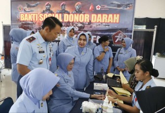 Danlanud Iswahjudi Marsma TNI Wastum saat baksos donor darah di RSAU dr Efram Harsana, Minggu (24/9)