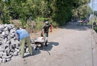 Perbaiki infrastruktur jalan bersama warga desa binaan