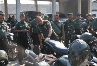 Kasdim 0803/Madiun Mayor Inf Tomy Fedi Anugrahan saat pengecekan kendaraan dinas, Senin (25/9)