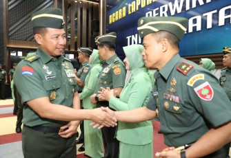 Wakasad Letjen TNI Agus Subiyanto saat memberikan ucapan selamat kenaikan pangkat, Senin (25/9)