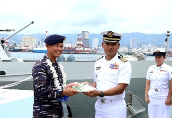 Komandan KRI SPR-628 Kolonel Laut (P) Didik Kusyanto saat menerima karangan bunga di Cebu Filipina, Minggu (24/9)