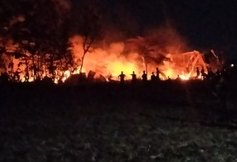 Kobaran api yang melalap kandang ayam di Bungasrejo
