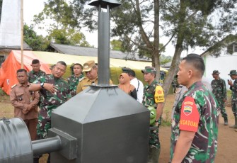 Danrem 023/KS Kolonel Inf Lukman Hakim saat memberikan pemaparan di lokasi TMMD, Selasa (26/9)