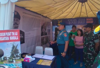 Panglima TNI Laksamana Yudo Margono saat mengunjungi stand Muspusdirla, Selasa (26/9)