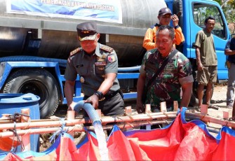 Dandim 0801/Pacitan Letkol Inf Roliyanto saat dropping air bersih di dusun Jaten, Selasa (26/9)