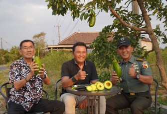 Danrem 081/DSJ Kolonel Inf H. Sugiyono menyambangi desa wisata Jambu di Kediri, Selasa (26/9)