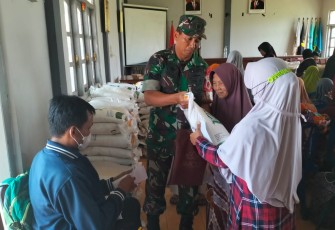 Penyaluran bantuan pangan pemerintah di wilayah desa binaan, Rabu (27/9)