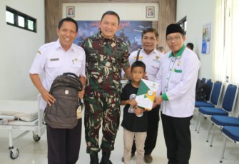 Dandim 0803/Madiun Letkol Inf Meina Helmi saat bakti sosial kesehatan, Rabu (27/9)