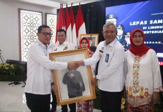 Tejo Harwanto saat menerima cenderamata usai berpamitan seluruh jajaran Kemenkumham Banten, Rabu (27/9)