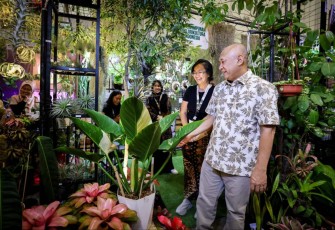 MenkopUKM Teten Masduki mengunjungi stand tanaman hias dalam FLOII 2023 di ICE BSD Tangerang, Kamis (28/9)