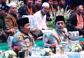 Gus Iqdam bersama Kapolda Jatim Irjen Pol Dr Toni Harmanto 