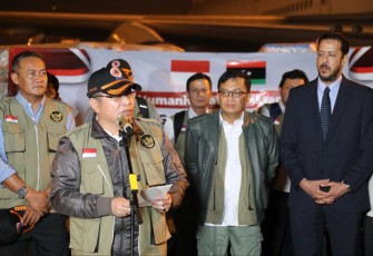 Sorni Paskah Daeli mewakili Menko PMK saat melepas pengiriman bantuan kemanusiaan ke Libya di bandara Soekarno-Hatta, Senin (2/10)