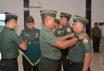 Danrem 023/KS Kolonel Inf Lukman Hakim saat penyematan kenaikan pangkat prajuritnya, Senin (2/10) 