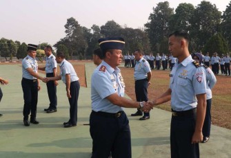 Pangkoopsud I Marsda TNI Bambang Gunarto saat memberikan ucapan selamat kenaikan pangkat prajuritnya, Senin (2/10)