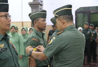 Dandim 0803/Madiun Letkol Inf Meina Helmi saat menyematkan kenaikan pangkat prajuritnya, Senin (2/10)