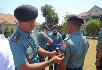 Danlanal Banyuwangi Letkol Laut (P) Indra Nusha R saat menyematkan pangkat prajuritnya, Senin (2/10)