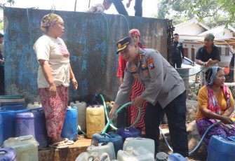 Kabid Humas Polda Jatim Kombes Dirmanto saat dropping air bersih untuk warga di Pasuruan, Rabu (4/10)