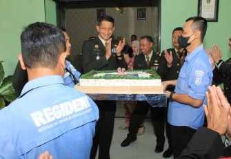 Dandim 0806/Trenggalek Letkol Kav Peddy Adi Prasetyo saat menerima kejutan istimewa Kapolres, Kamis (5/10)