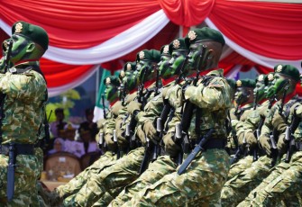 Defile Prajurit Peringatan HUT ke 78 TNI di Surabaya, Kamis (5/10)