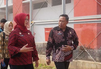 Kalapas Cilegon Enjat Lukmanul Hakim saat mendampingi tim monev ibu Ika Yusanti, Jum'at (6/10)