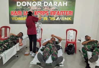 Donor darah prajurit Yonif Raider 754/ENK