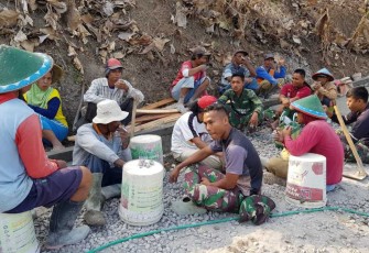 Senda gurau satgas TMMD Kodim Magetan bersama warga disela insoma, Senin (9/10)