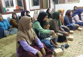 Antusias warga mengikuti penyuluhan KB di Balai Desa Plangkrongan, Senin (9/10)