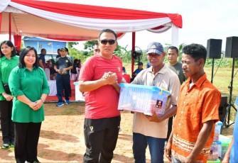 Danrem 033/WP Brigjen TNI Jimmy Watuseke saat memberikan paket sembako ke warga di Batam, Minggu (8/10)