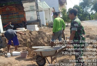 Bantu Perbaiki Saluran Air di Wilayah Desa Binaan, Senin (9/10)