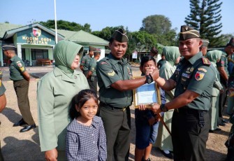 Dandim 0801/Pacitan Letkol Inf Roliyanto saat memberikan cenderamata prajuritnya pindah satuan, Senin (9/10)