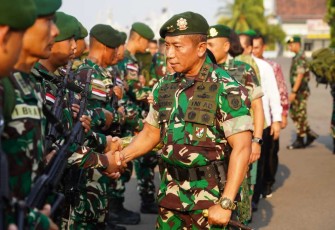 Pangdivif 2 Kostrad Mayjen TNI Haryanto saat menyambut prajuritnya purna tugas Satgas Pamrahwan Maluku & Malut Yonarmed 1 Kostrad di Surabaya, Selasa (/10/10)
