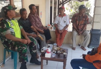 Komsos Babinsa bersama warga binaannya