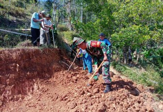 Gotong royong rabat jalan bersama warga desa binaan 