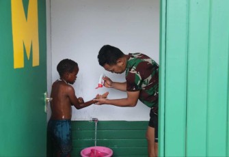 Prajurit Satgas Yonif 330 ajarkan mandi bersih anak Papua, Rabu (11/10)