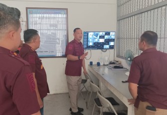 Kadivpas Banten Jalu Yuswa Panjang saat kunjungan di Lapas Cilegon, Kamis (12/10)