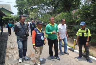 Pasiter Menarmed 2 Kostrad Kapten Arm Ahmad Mulyono saat memaparkan lingkungan warga Menarmed 2 Kostrad ke Tim Penilai Lomba Kampung Bersinar Kota Malang, Kamis (12/10)